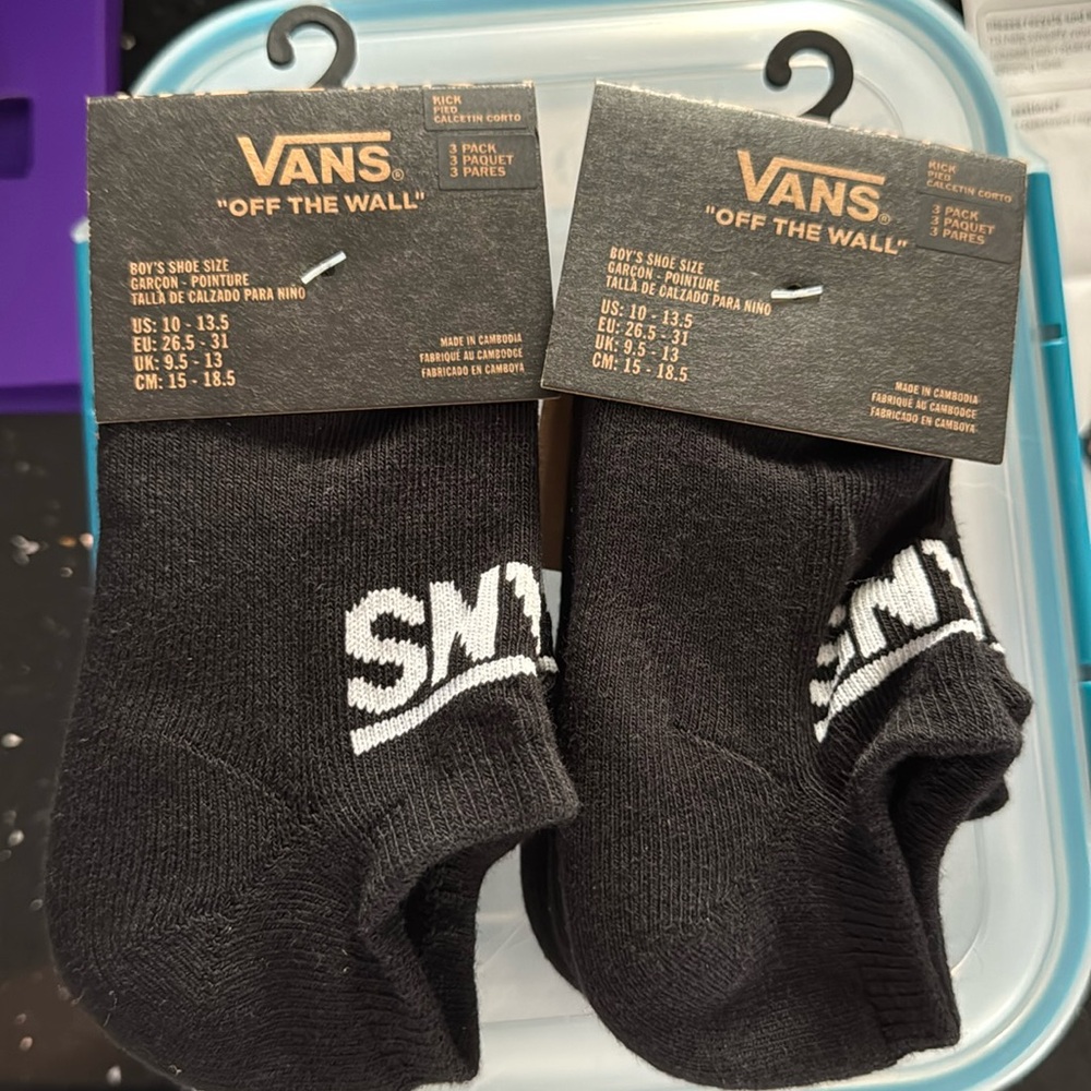 NWT VANS socks … Size Boys 10-13.5 (kids)
(2) 3 packs